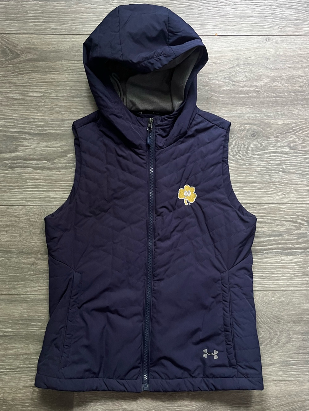 Under Armour NCAA Notre Dame Navy Logo Hooded Quilted Zip Up Vest Outdoor Size S